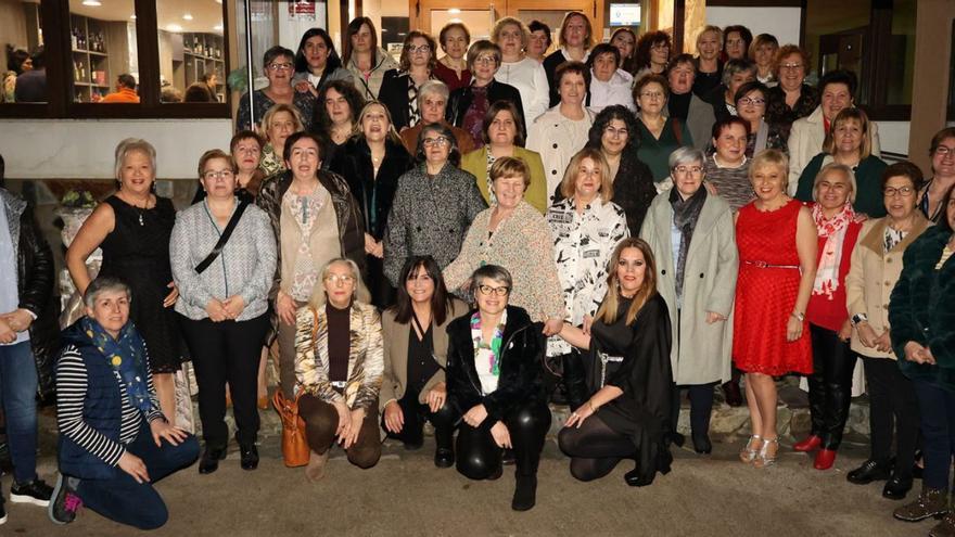 Las antiguas alumnas del Mestre Rodríguez Xixirei se reunieron después de muchos años / cedida