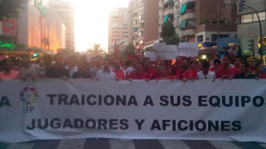 Los jugadores del Real Murcia a la cabeza de la manifestación de apoyo al Club grana