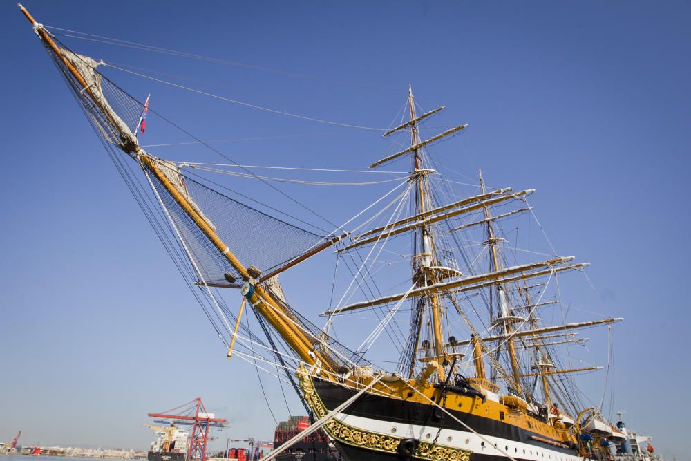 El buque italiano Amerigo Vespucci visita Valencia