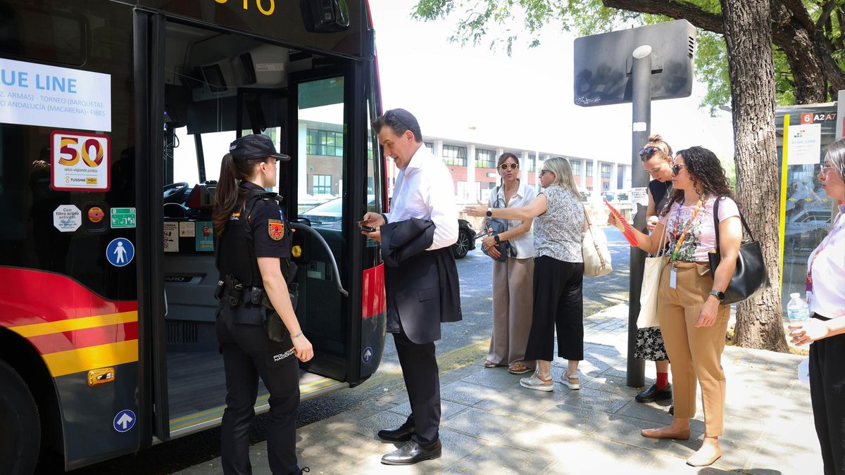 Agentes de la Policía Nacional controlan el acceso de personas en las líneas de Tussam