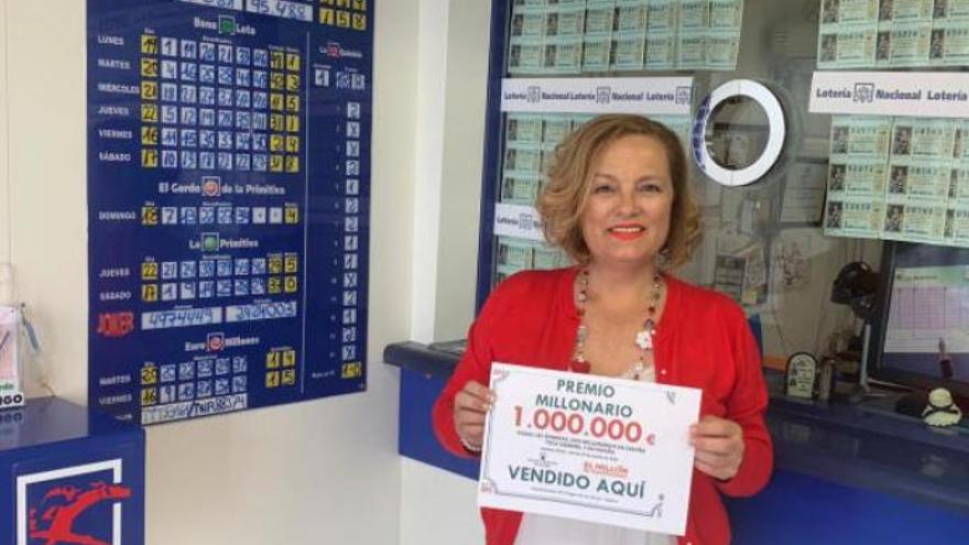 Inés Francisco, hoy, con el cartel del premio en la Administración de Lotería Nº2 Virgen de Las Nieves, en la Villa de Teguise.