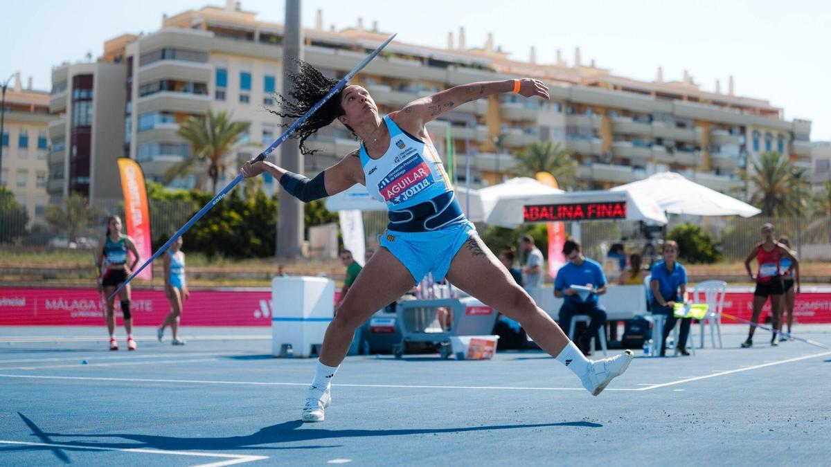 Yulenmis Aguilar ejecuta un lanzamiento en el campeonato de España.