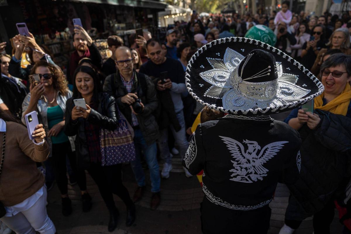 Espectacular desfile de Catrinas por La Rambla