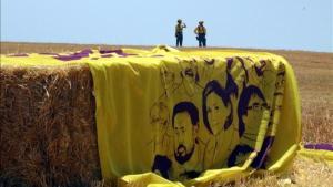 Pancarta de apoyo a los presos en una explanada cercana a la cárcel de Lledoners.