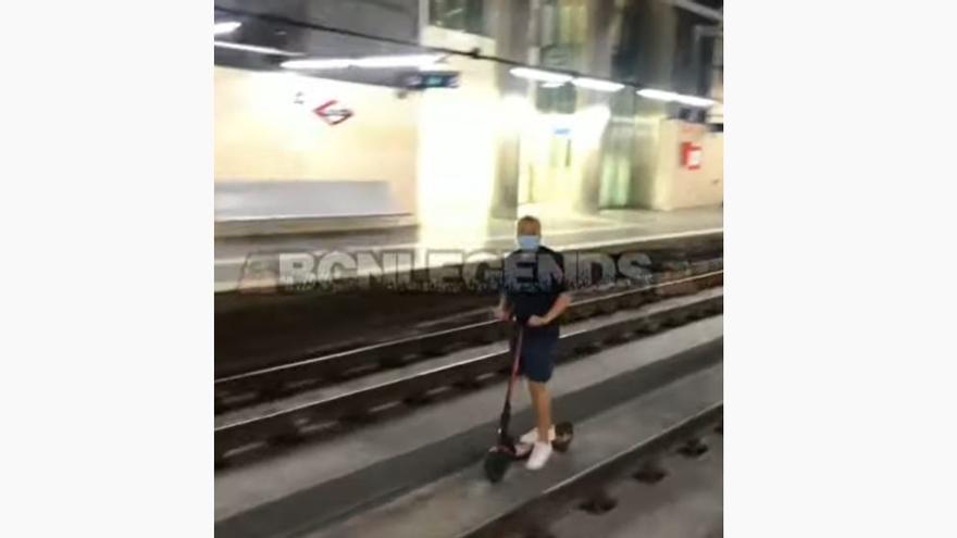 Captura del vídeo on es veu el jove amb patinet elèctric a les vies del tren