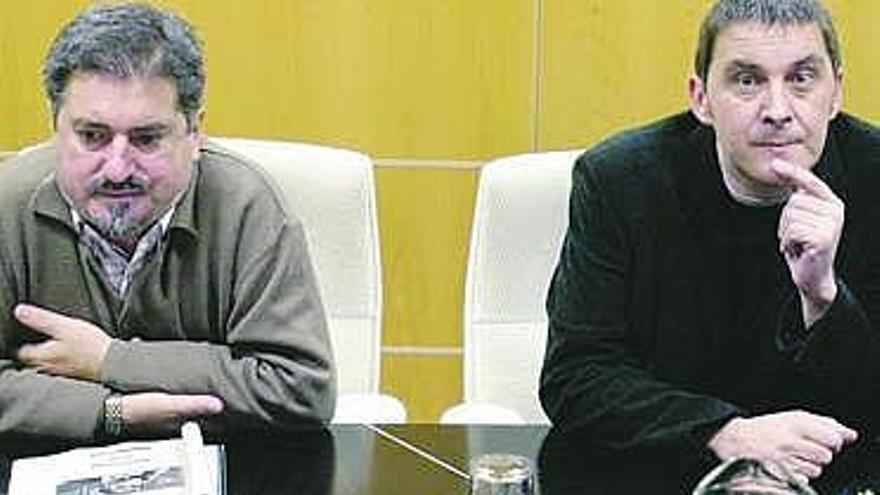 Jesús Eguiguren (PSE) y Arnaldo Otegui (Batasuna), en una rueda de prensa durante el proceso. En el centro, Kolvenbach. Sobre estas líneas, Urkullu (PNV).