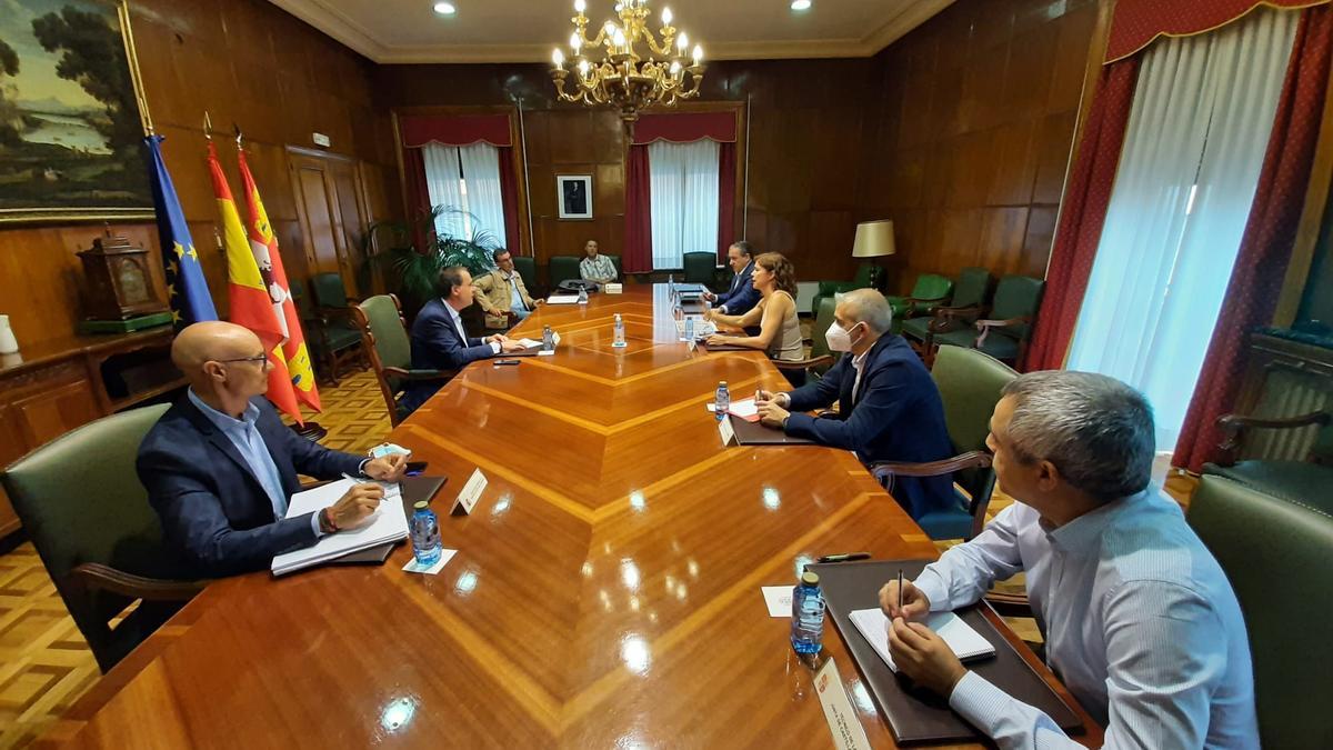 Reunión en la Subdelegación del Gobierno sobre el abastecimiento en las localidades afectadas por el fuego de La Culebra.