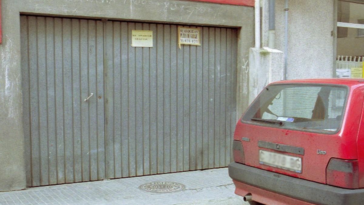¿S puede aparcar ante una puerta de garaje sin vado?