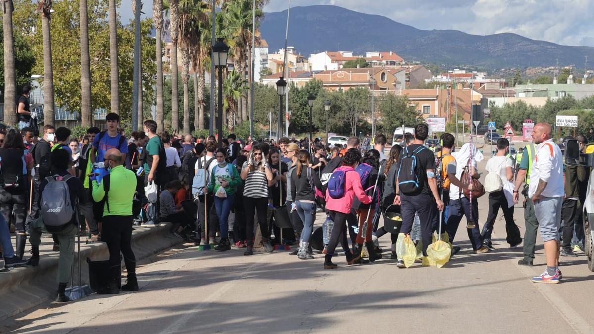 Voluntarios, esta mañana, en Chiva.