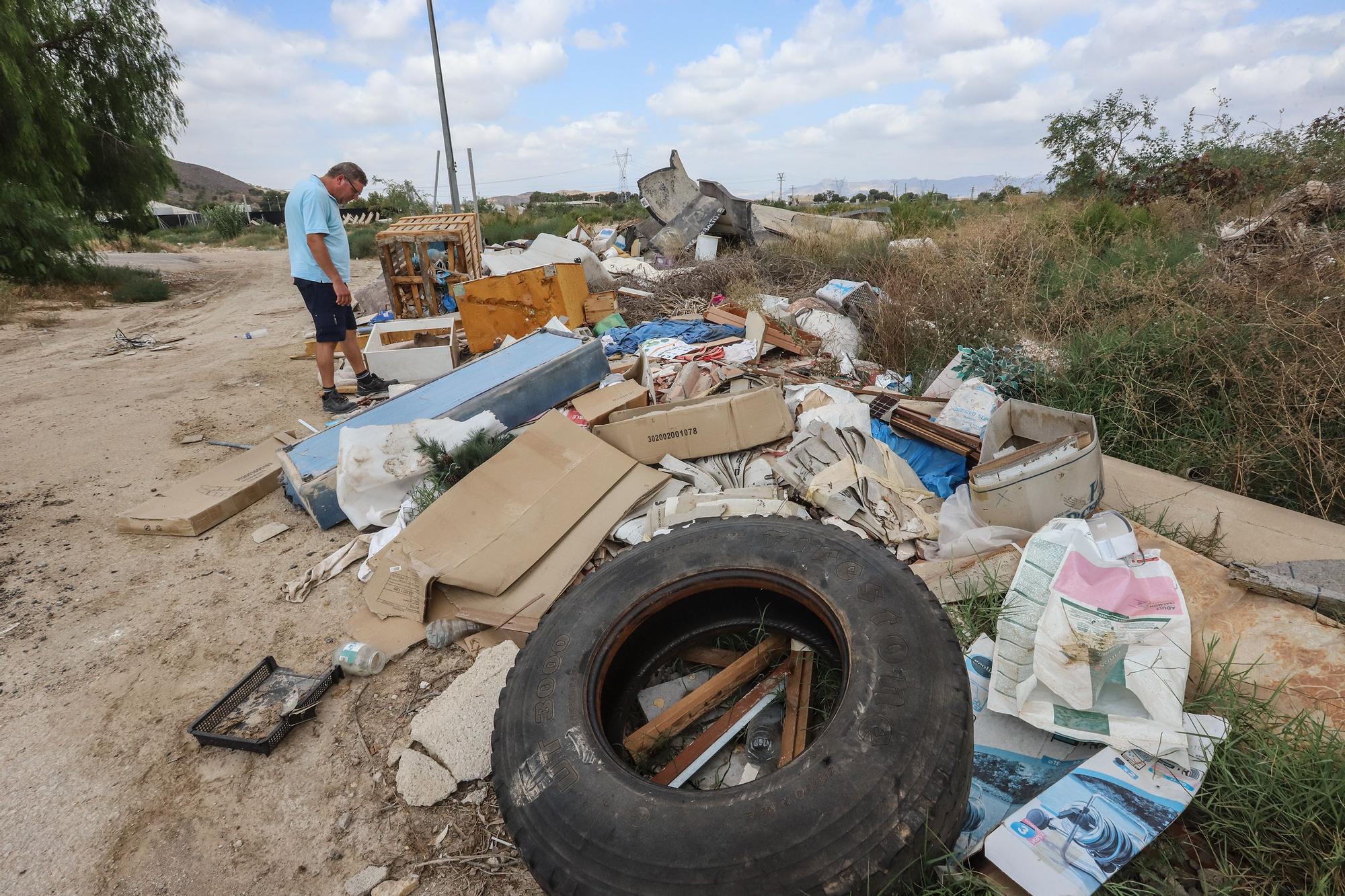 Los escombros y la maleza invaden los alrededores del polígono de Orihuela