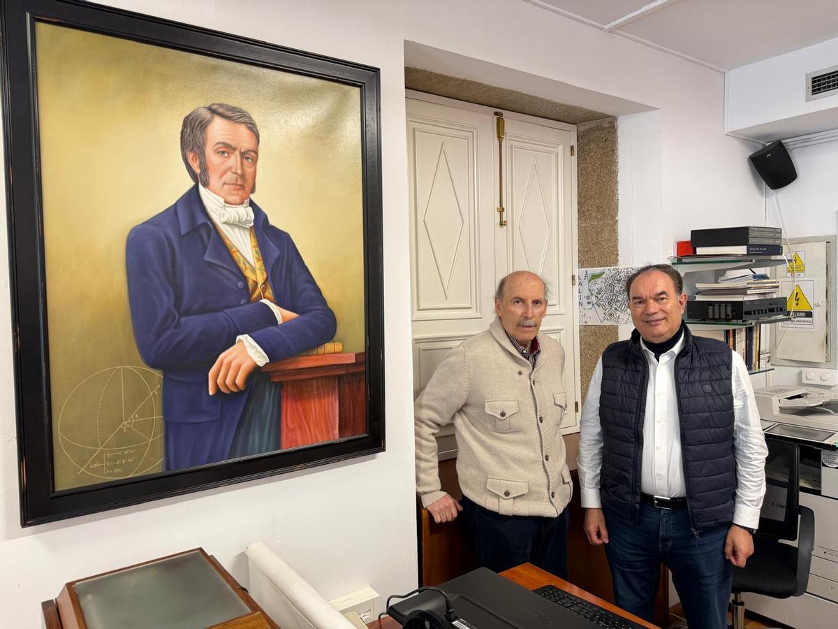 José Ángel Docobo e José Crespo, dereita, ante o retrato de José Rodríguez González, obra de Armindo Salgueiro.