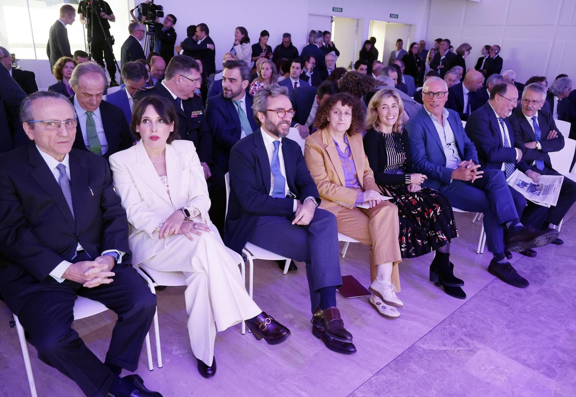 El poder político y empresarial se cita en Santiago