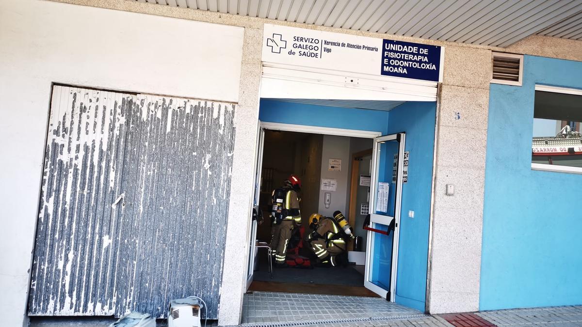 Bomberos, a primera hora de esta tarde, ventilando el bajo. / G.N.