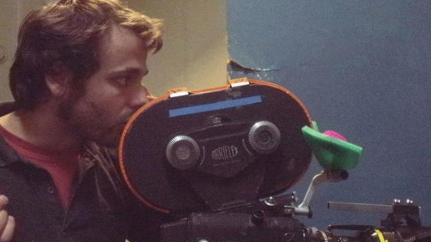 El director Rafael Antonaccio, rodando El monstruo con una cámara Arriflex de 16mm.