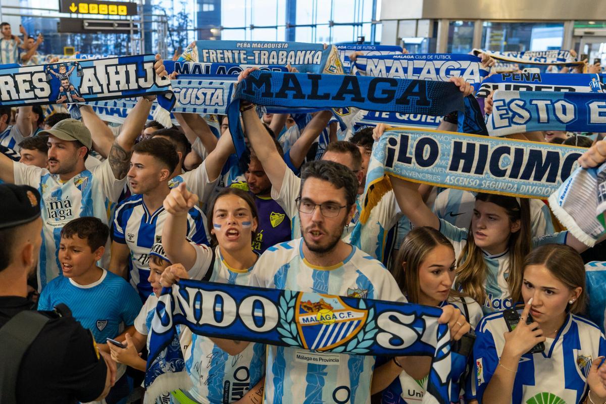 Despedida al Málaga CF en el aeropuerto antes de enfrentarse a la UD Las Palmas en el primer partido del play off de ascenso a la Primera División Despedida al Málaga CF en el aeropuerto antes de enfrentarse a la UD Las Palmas en el primer partido del play off de ascenso a la Primera División