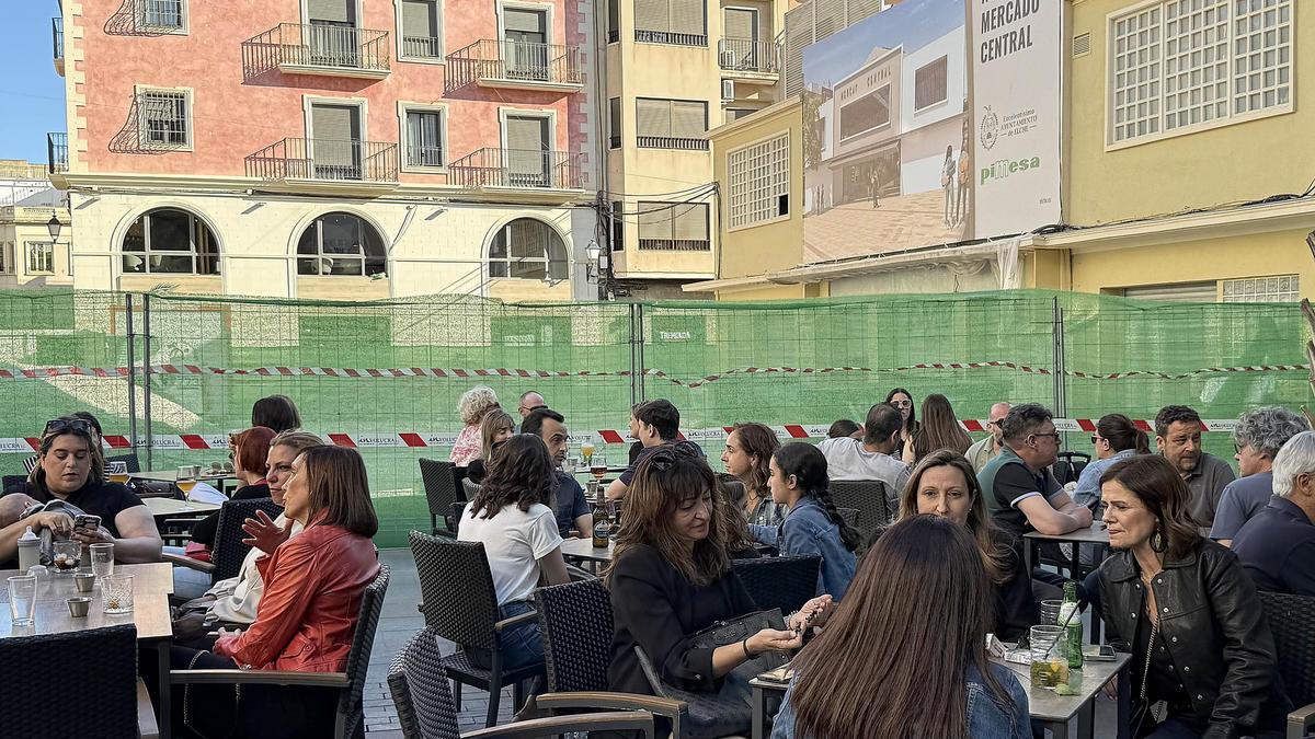 Una de las terrazas instaladas junto a las obras del Mercado Central de Elche