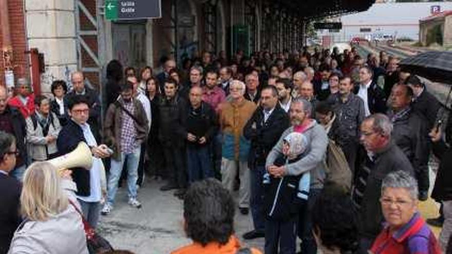 Acto en defensa del tren en la estación de Alcoy.