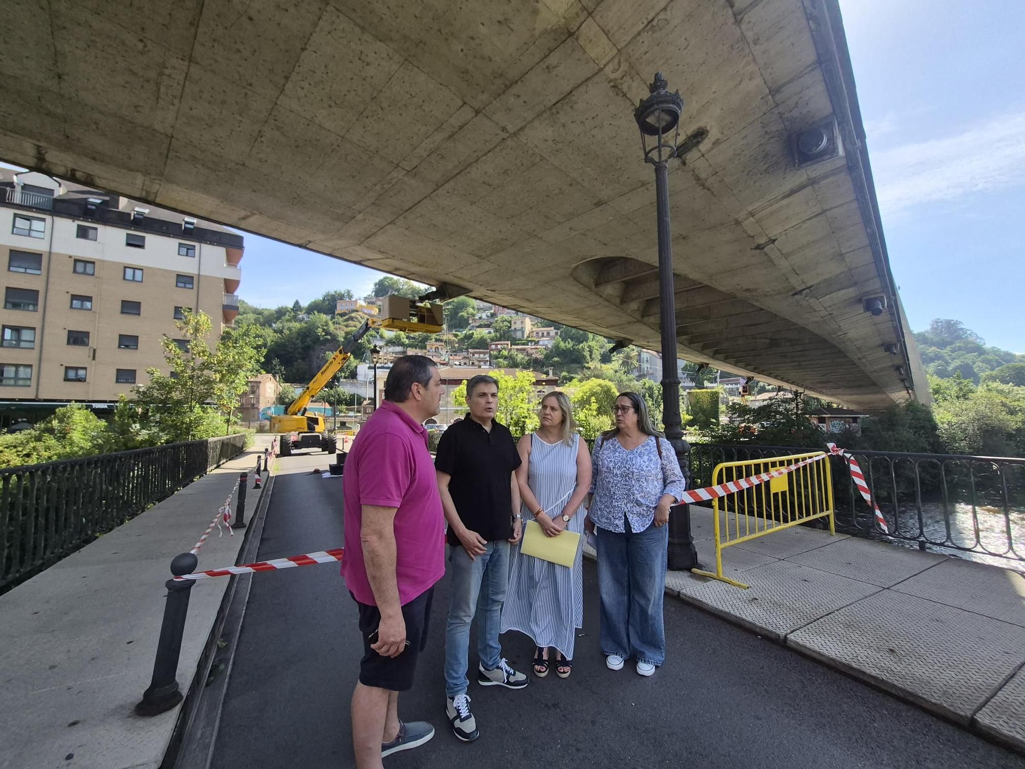 Por la izquierda, José Manuel Pimentao, Pedro de Rueda, Ana López-Clavería y Cristina Cuesta, ante la grúa instalada para ejecutar obras en el puente atirantado.