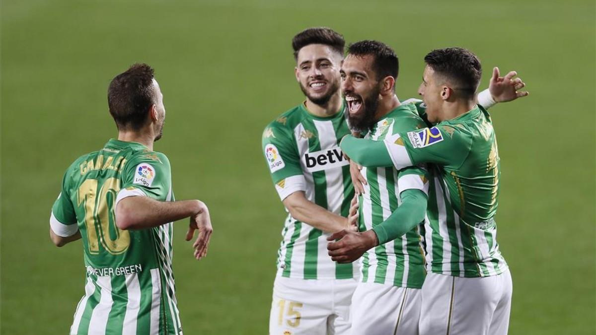 Borja Iglesias celebra un gol en Liga junto a sus compañeros.