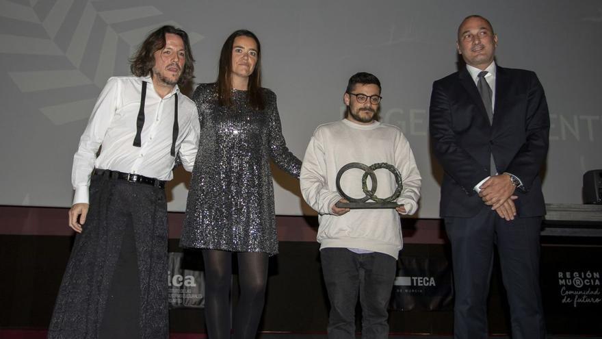 Roger Clemente sostiene su Premio Arrebato, que reconoce la trayectoria y el afán por descubrir nuevas cinematografías. | FRANCISCO PEÑARANDA