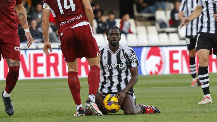 Assane Ndiaye, de rodillas en el suelo, en el FC Cartagena-Castellón. | IVÁN URQUÍZAR