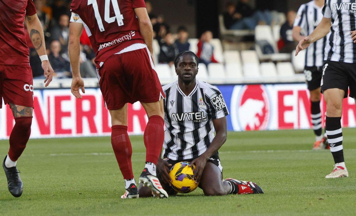 Assane Ndiaye, de rodillas en el suelo, en el FC Cartagena-Castellón. | IVÁN URQUÍZAR