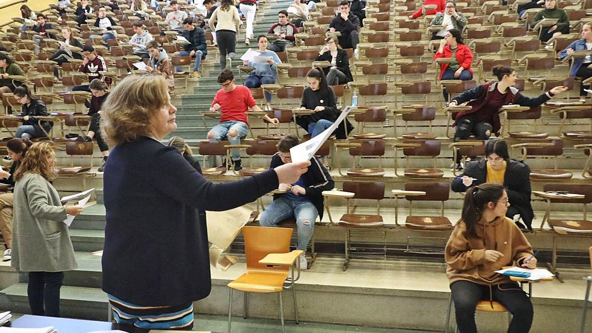 Imagen de un examen de la Abau el pasado año en un centro gallego.