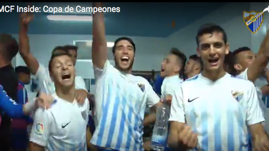 Los futbolistas celebran un triunfo.