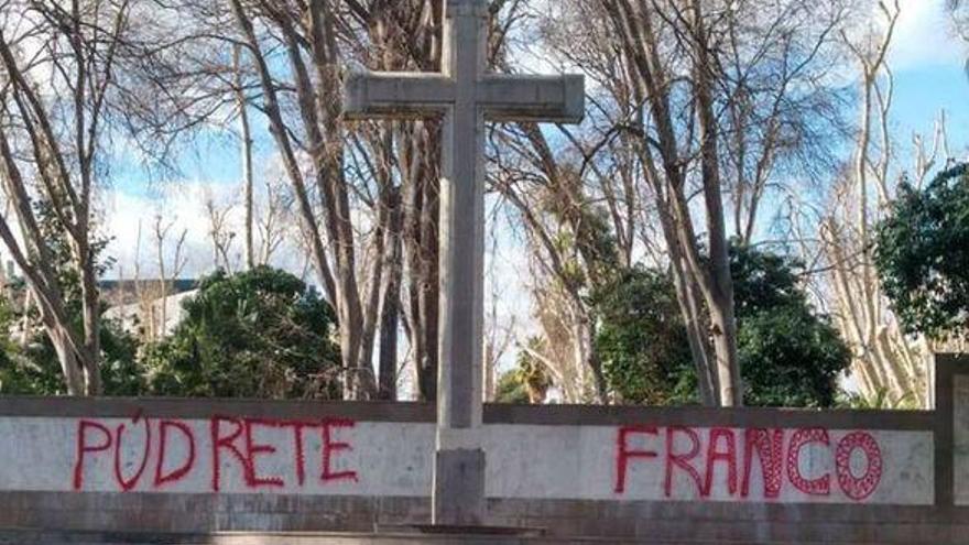 Segundo ataque a la cruz del Ribalta en seis días con pintadas contra Franco