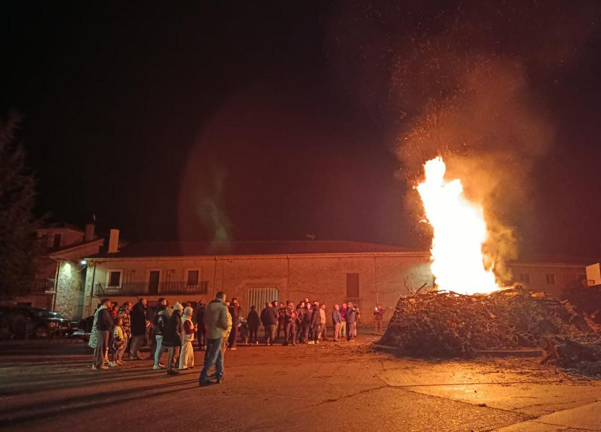 Hoguera de San Amaro en Brandilanes.