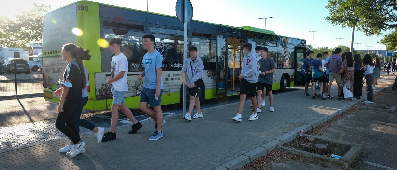 Jóvenes llegan al recinto ferial en un autobús