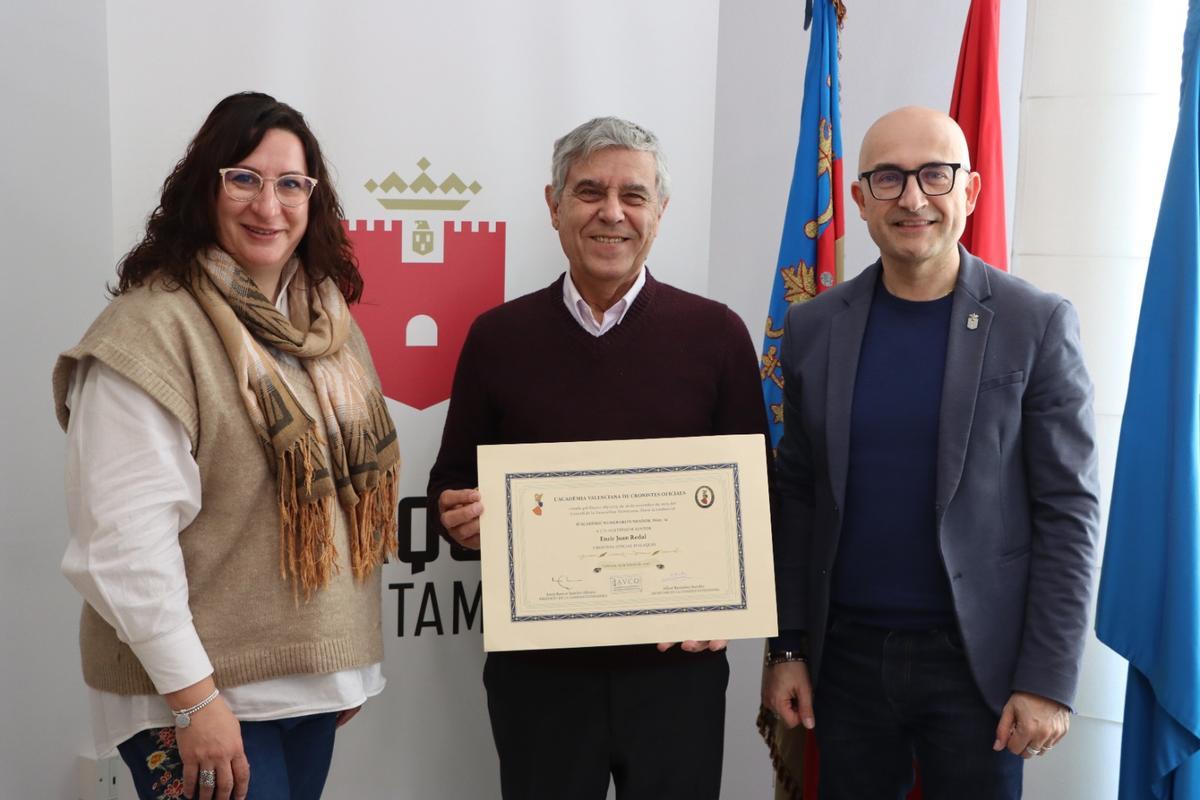 El Alcalde de Alaquàs, Toni Saura, y la Concejala de Cultura, Marta Murciano, reciben al historiador para felicitarlo por su nuevo cargo.