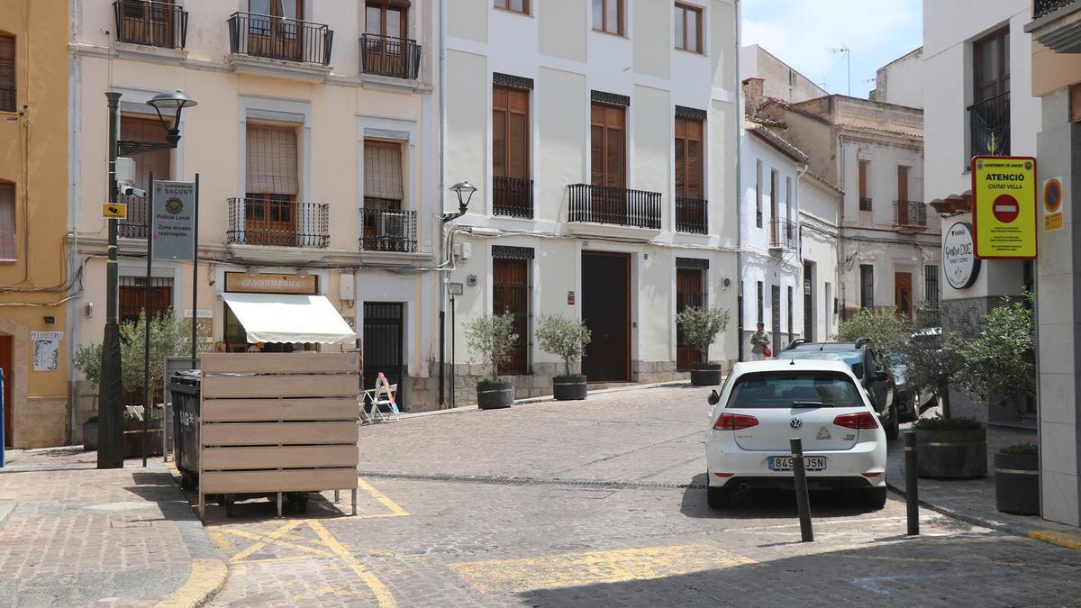 Acceso a Ciutat Vella con carteles informativos.