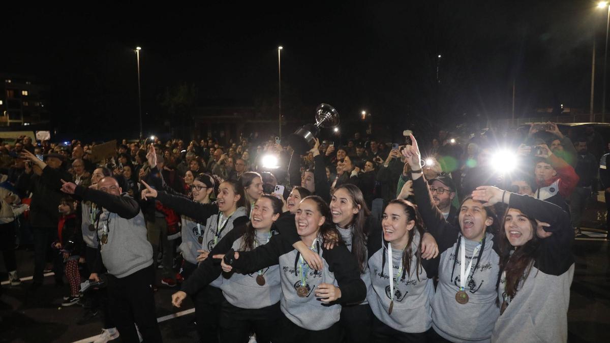 Así fue el multitudinario recibimiento en Gijón a las jugadoras del Telecable (en imágenes)