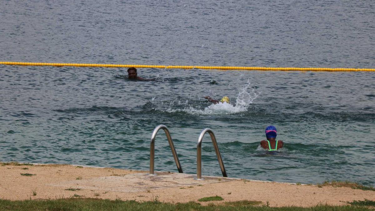 Persones nadant a l&#039;estany de Banyoles, en una imatge d&#039;arxiu