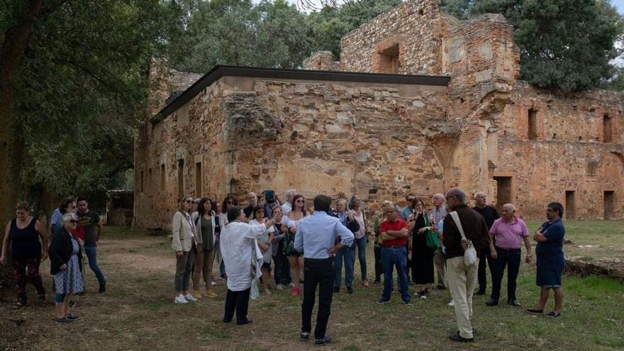 La arqueóloga Hortensia Larreén dirige el recorrido por las estancias del Monasterio de Granja de Moreuela durante la jornada de puertas abiertas | Ana Burrieza