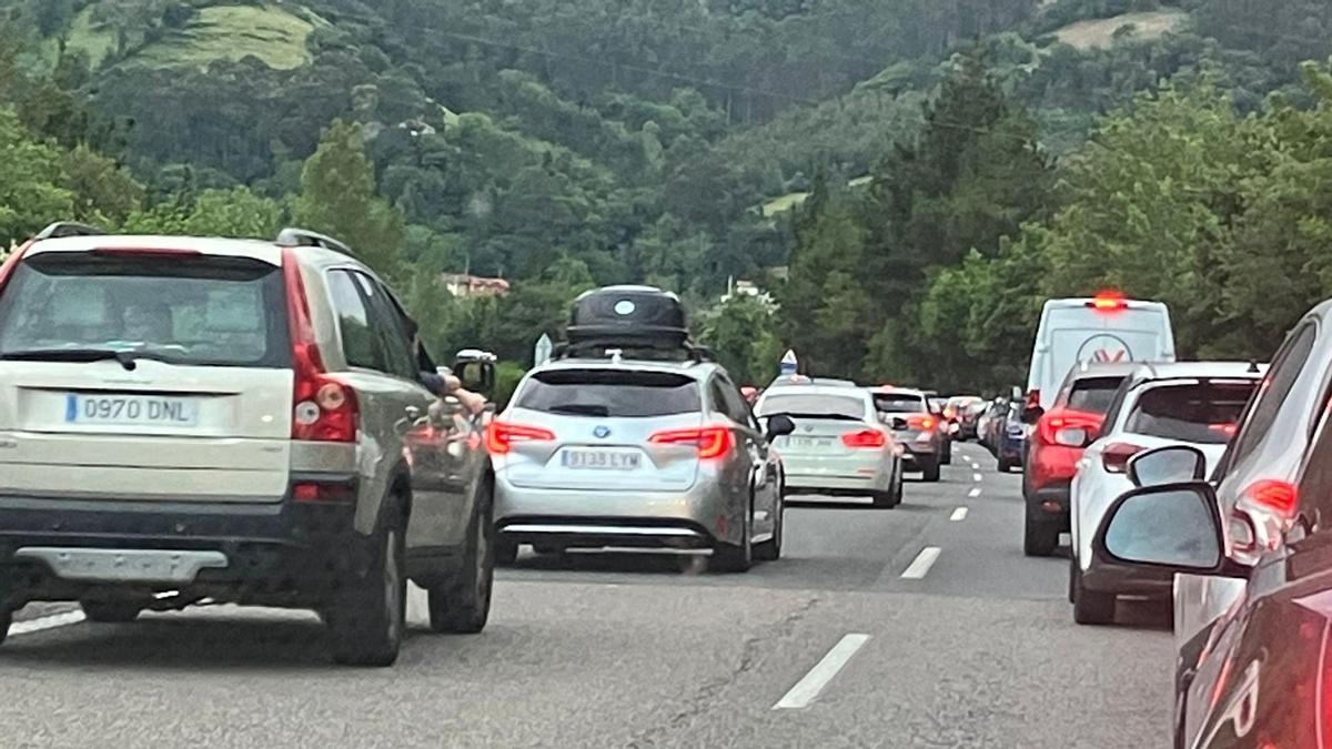 Retención este sábado en el retorno de las playas en la autovía a-64 en sentido Siero, antes de llegar al túnel de Fabares