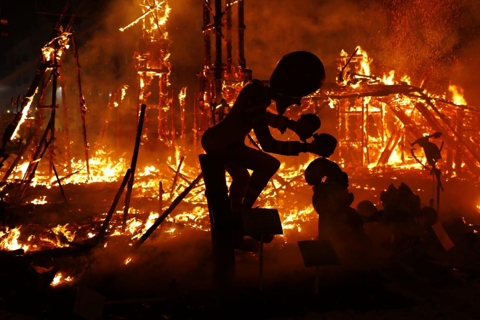 Así ardieron los monumentos más icónicos de las fallas del COVID