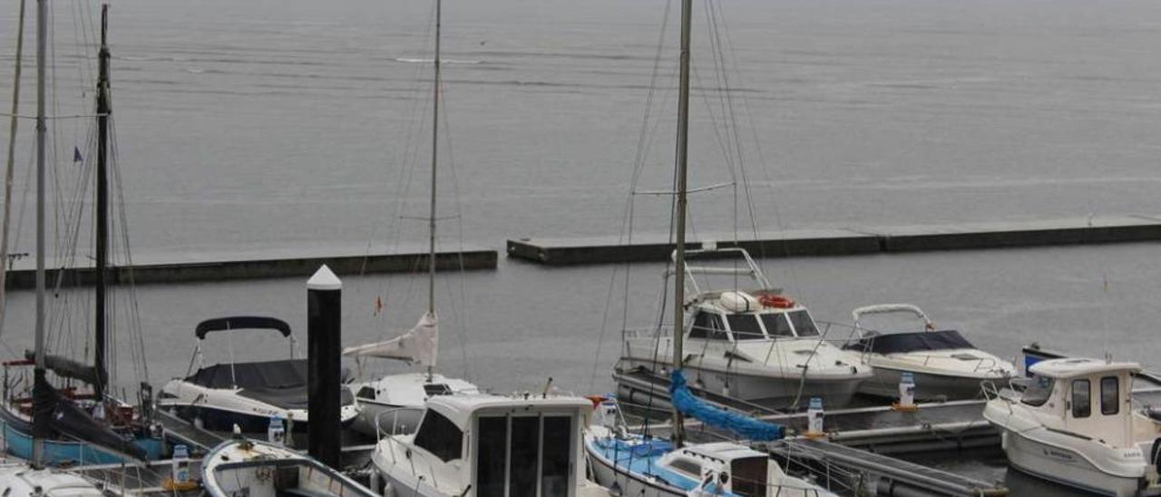 El dique flotante dañado y partido en Figueras.