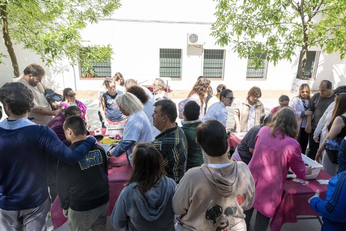 Actividad en el patio exterior del Centro de Día.