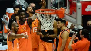 Chris Paul, DeAndre Ayton y Devin Booker (de izquierda a derecha) en los preliminares de un partido de los Suns