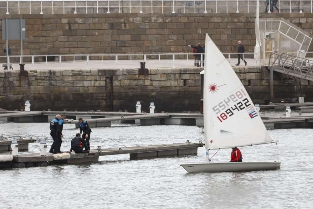 Rescatan a un regatista en aguas del puerto deportivo de Gijón