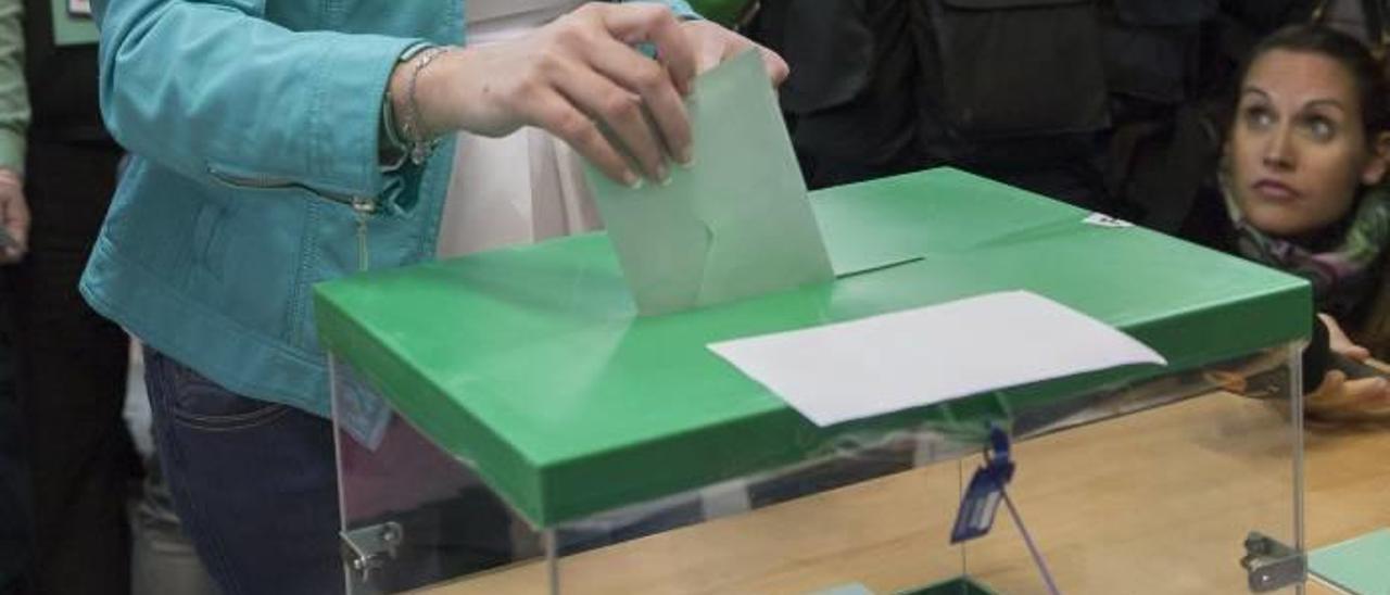 Una urna de las elecciones andaluzas celebradas en el año 2015.