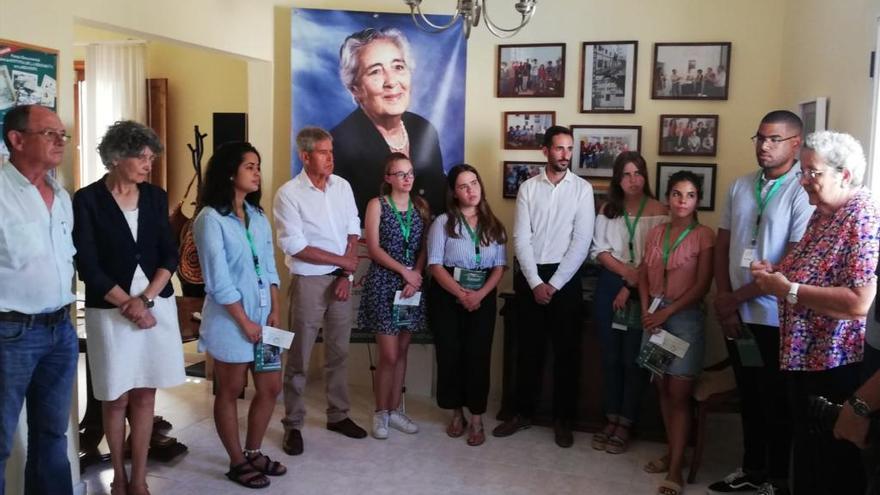 Los estudiantes, hoy, junto a miembros de la Asociación Mercedes Medina Díaz y autoridades.