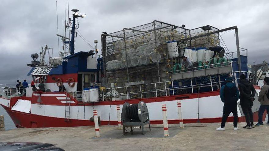 El gobierno busca una salida para  el barco de Santa  Pola con doce migrantes a bordo