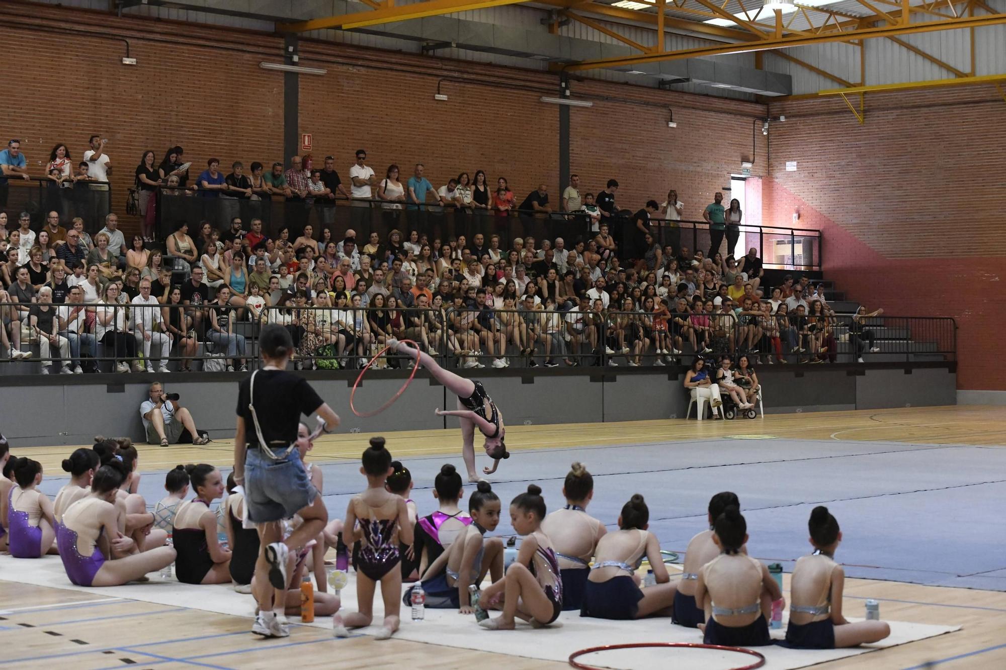 GALERÍA | Las gimnastas del Rítmica Mapecca exhiben su talento en el Manuel Camba