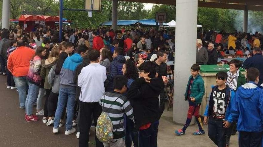 Cientos de alumnos y familiares, de fiesta para cerrar el curso en Tarrío