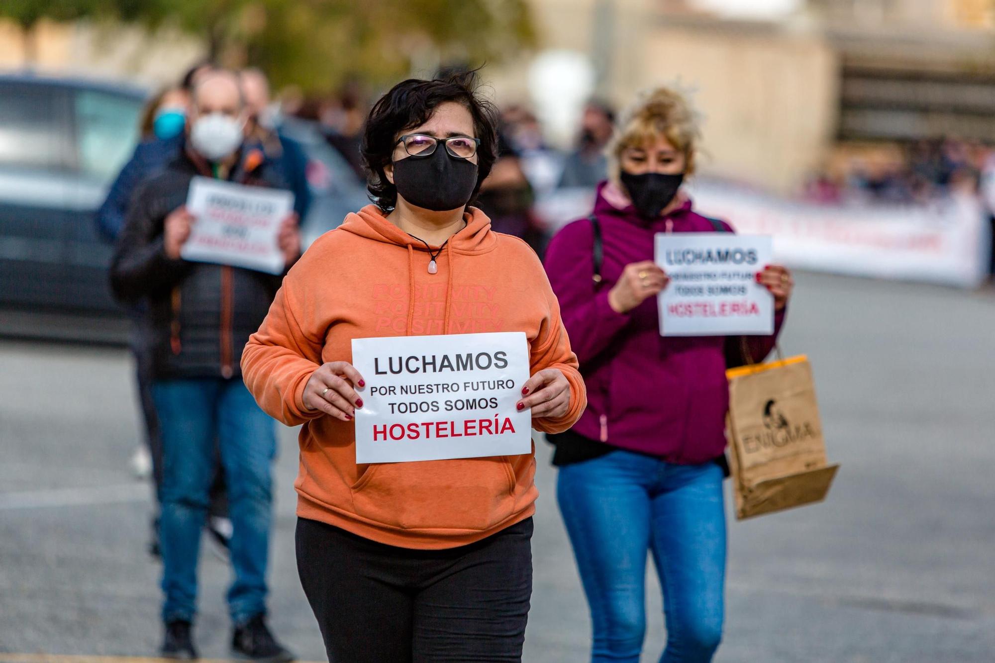 Cerca de 500 personas se manifiestan en La Vila contra el nuevo cierre de la hostelería y la falta de ayudas