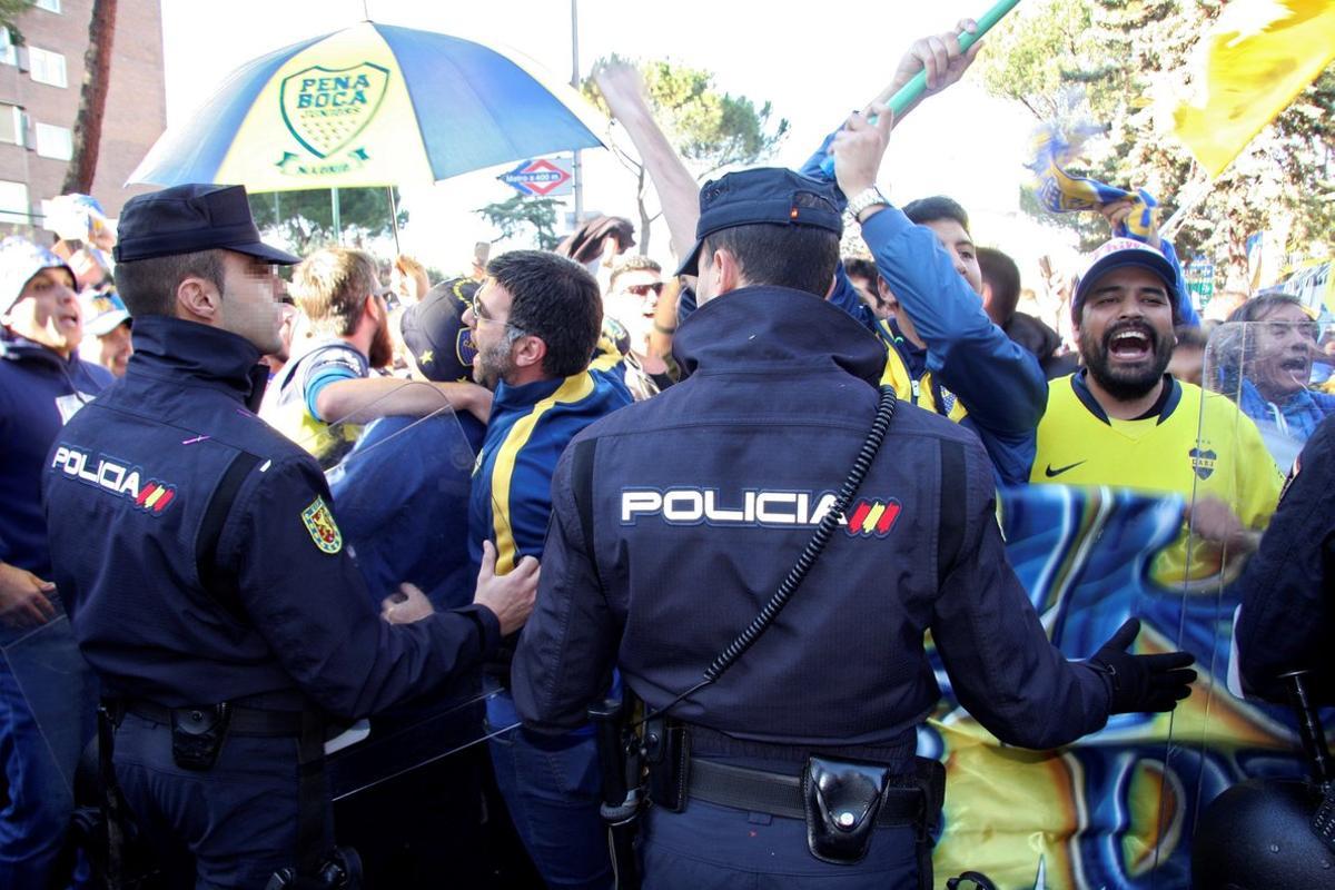 ***CORRIGE FOTÓGRAFO*** GRAF3712. MADRID, 08/12/2018.- Aficionados del Boca Juniors en las inmediaciones del estadio Santiago Bernabéu, un día antes de la final de la Copa Libertadores que el equipo disputará mañana frente al River Plate. EFE/Carlos Martos