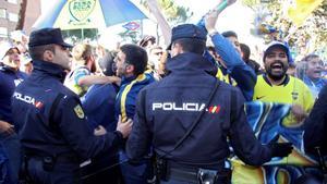 ***CORRIGE FOTÓGRAFO*** GRAF3712. MADRID, 08/12/2018.- Aficionados del Boca Juniors en las inmediaciones del estadio Santiago Bernabéu, un día antes de la final de la Copa Libertadores que el equipo disputará mañana frente al River Plate. EFE/Carlos Martos